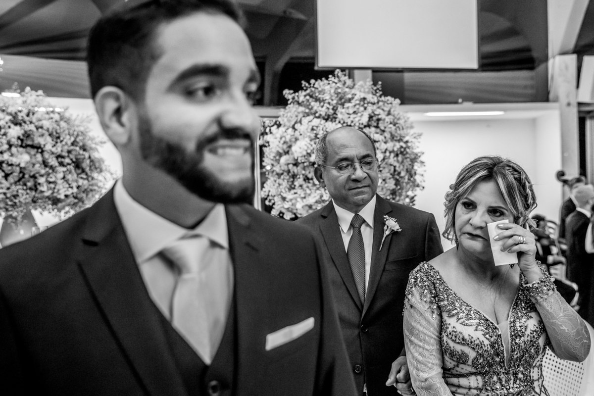 Feliz ele observa sua amada entrando na igreja, ao fundo seus pais, a mãe dele muito emocionada ao ver sua nora, mais nova filha.