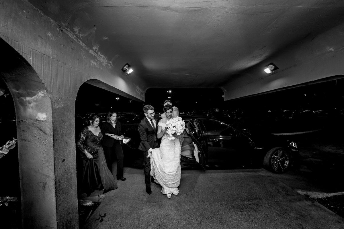 Sobre o cuidados de seu cerimonialista, ela desce do carro e a partir deste momento, uma vida nova, uma vida a dois.