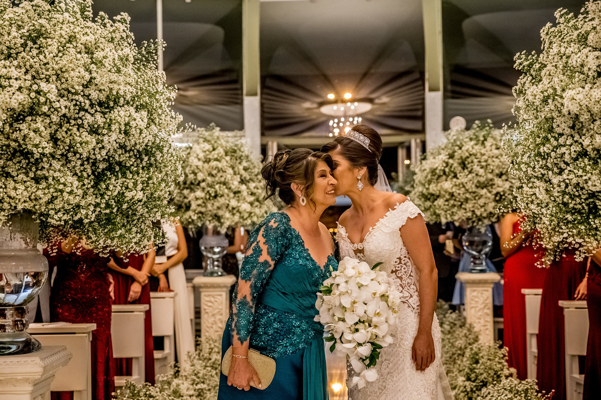 Um beijo teu, beijo de mãe é capaz de curar muita coisa, mas e o beijo de gratidão e amor? Assim mostra esta fotografia, a noiva Priscila beijando sua mãe.