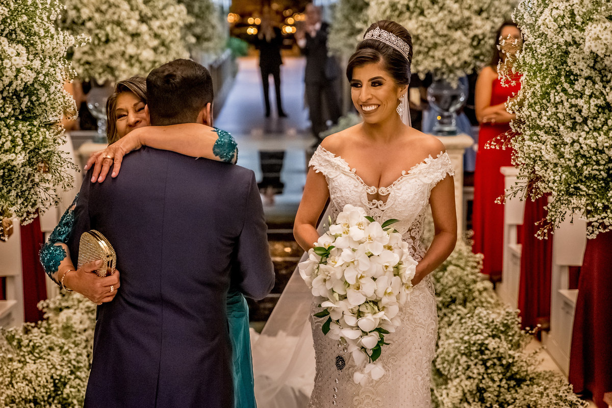 O noivo cumprimenta a mãe da noiva e ela o abraça, muita emoção rolou neste momento.
