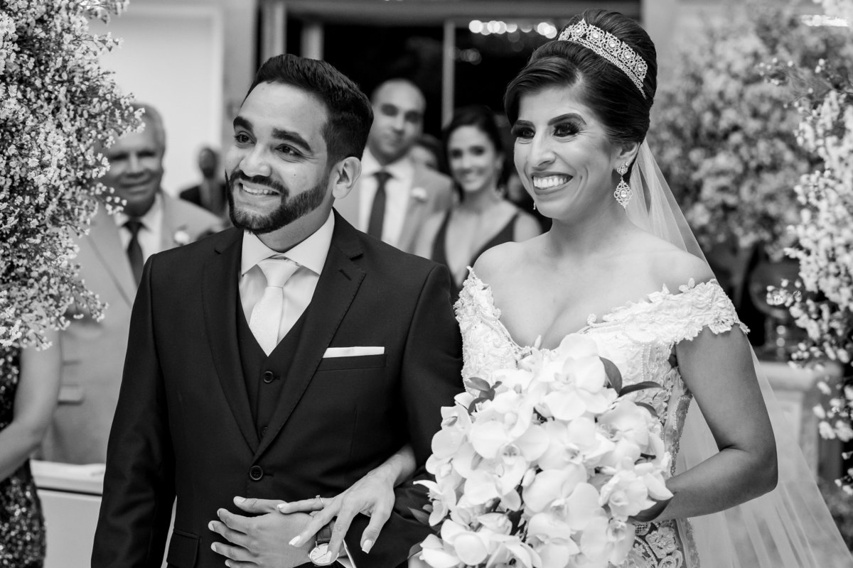 Uma linda fotografia preto e branco dos noivos,  felizes e emocionados.