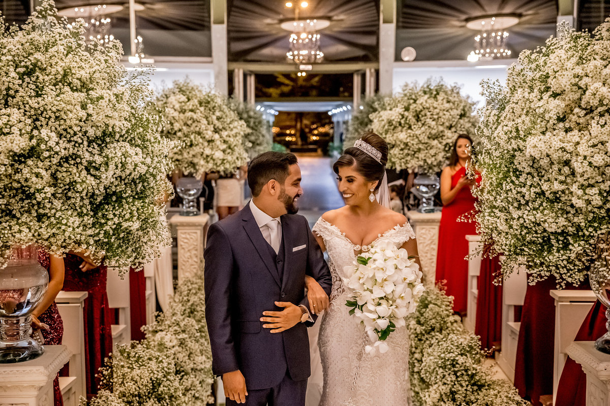 De braços dados e com uma troca de olhar apaixonado, eles seguem para o altar.