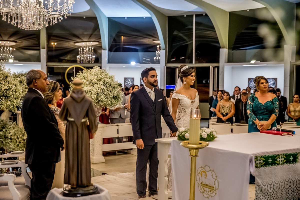 Priscila e Alison é um jovem casal e nesta fotografia mostra a atenção nas palavras do padre e devoção deles.
