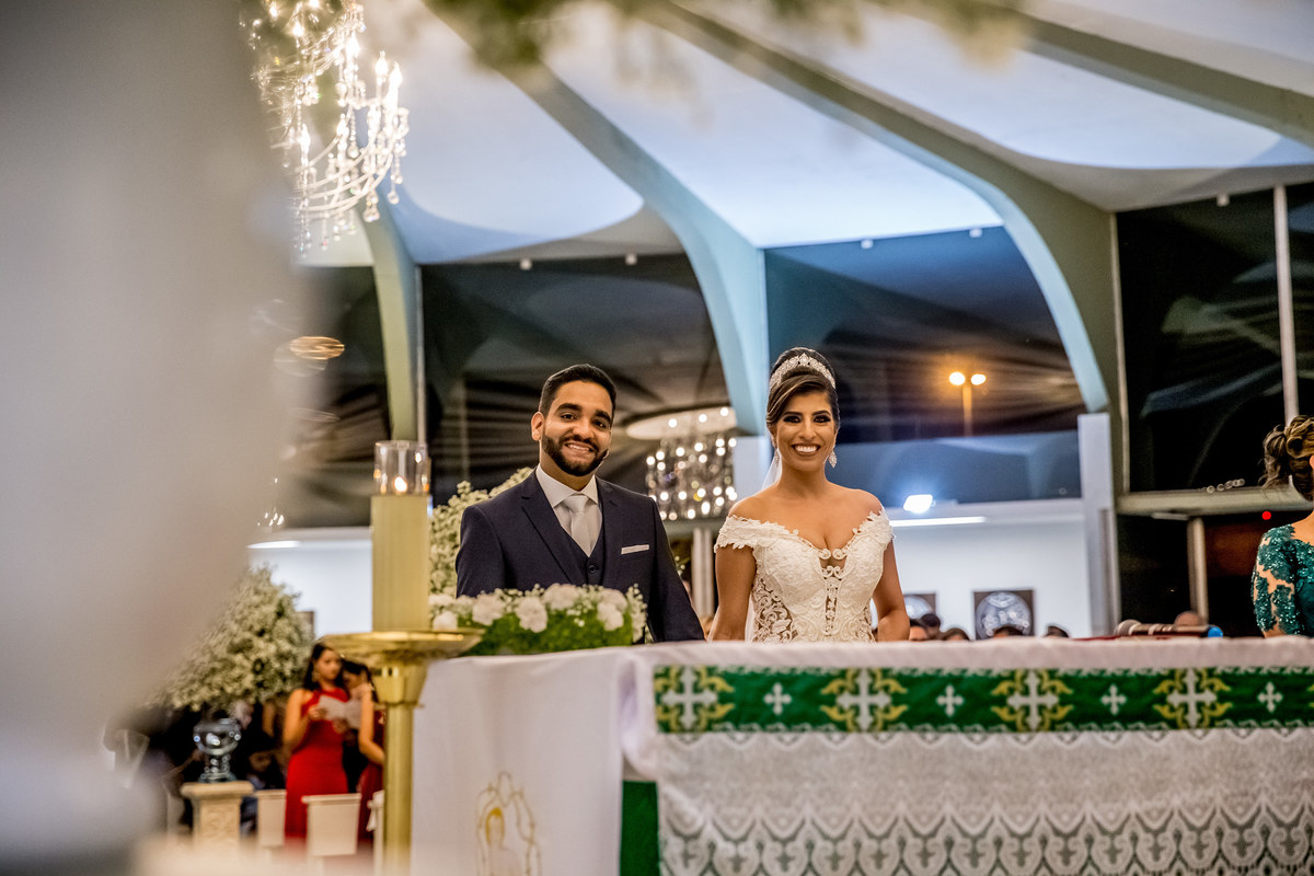 Risos...Era engraçado cada vez que eles nos procuravam com os olhos dentro da igreja e quando nos encontravam eles sorriam, gracinhas, casal ternura.