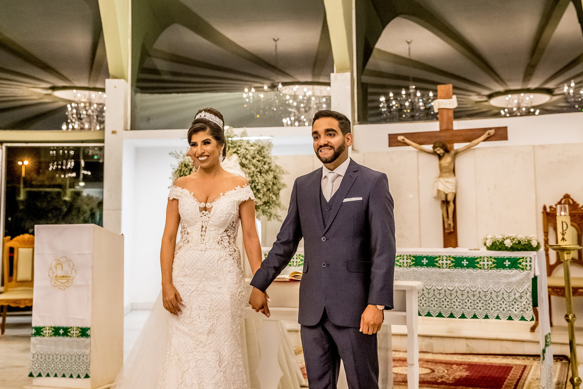 De frente para o corredor eles observam seus convidados.