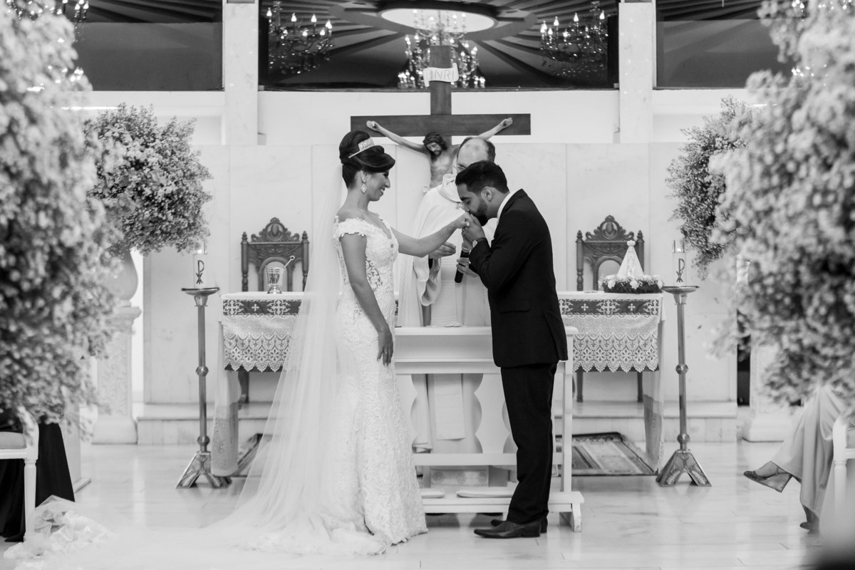 Apaixonado Alysson beija a mão de sua amada noiva, agora esposa após a troca da aliança.