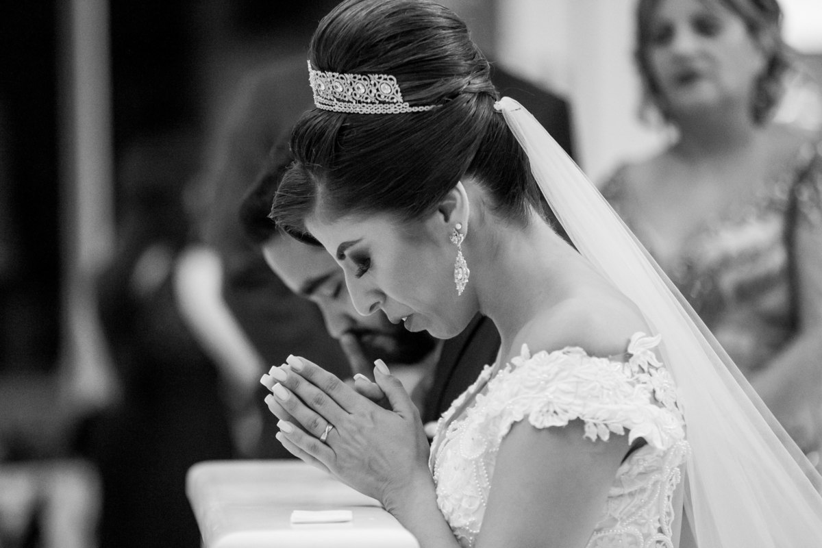 Um lindo registro preto e branco, esse retrato do casal mostra em detalhes o momento que os dois estão orando.