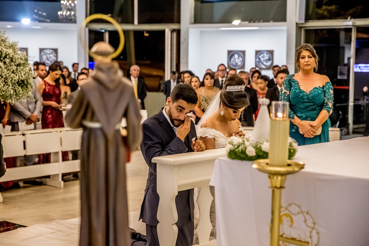 Ainda emocionado enquanto sua noiva termina de orar sobe o olhar de sua mãe.