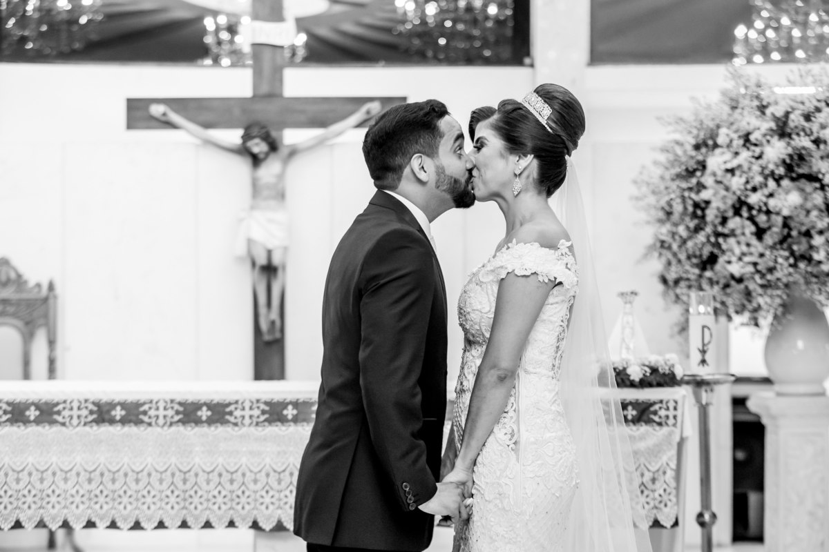 O beijo, um momento tão esperado e o noivo de maneira muito engraçada, arregala os olhos ao tascar o beijo em sua amada. Risos