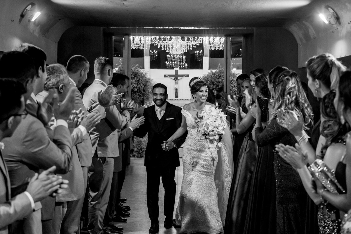 Agora no corredor do oratório do soldado, os noivos felizes passando pelo cortejo de seus padrinhos de casamento, sendo aplaudidos por eles.