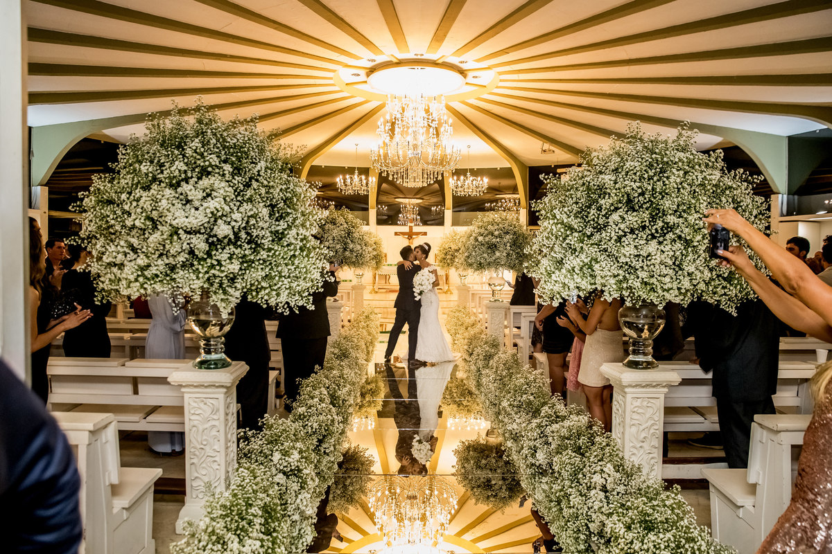 E começa a saída dos noivos, sob os olhares dos convidados Alysson pega sua amada e a beija.