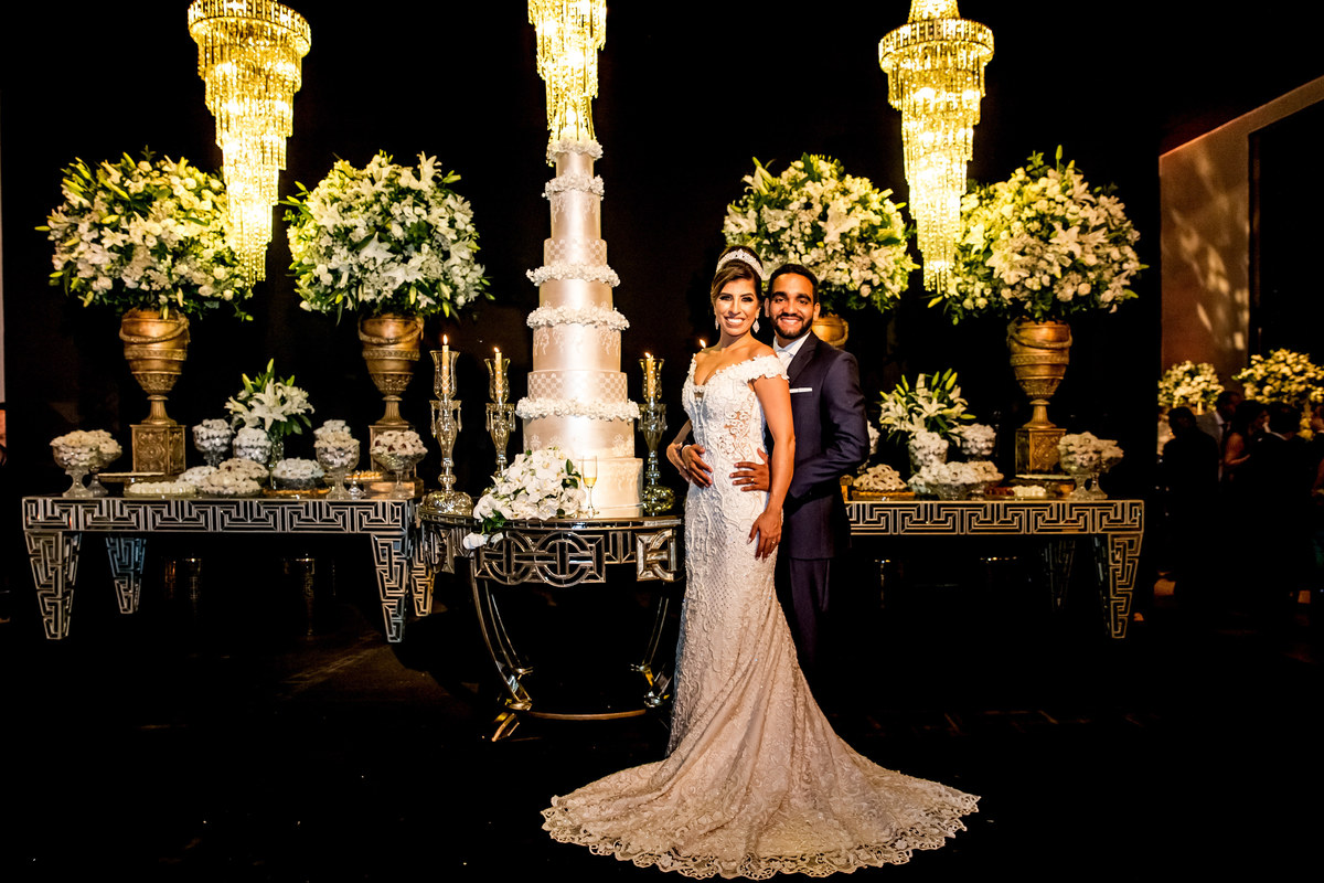 Uma foto com toda a mesa do bolo ao fundo, com a belíssima decoração de Kaká Fagundes no belíssimo espaço Maastik.