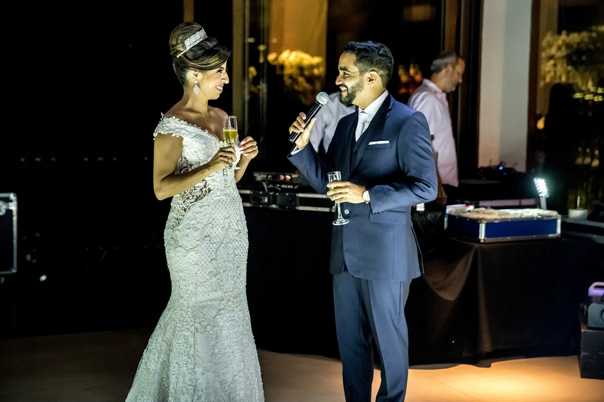 Os noivos na boate fazendo os agradecimentos a seus amigos, pais e familiares, felizes e sorridentes.