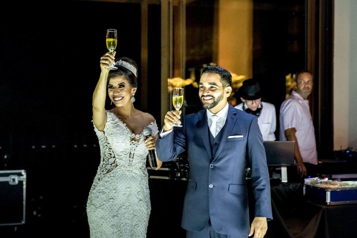 Um brinde ao casal e a todos os que foram escolhidos para partilhar com eles esse lindo momento.