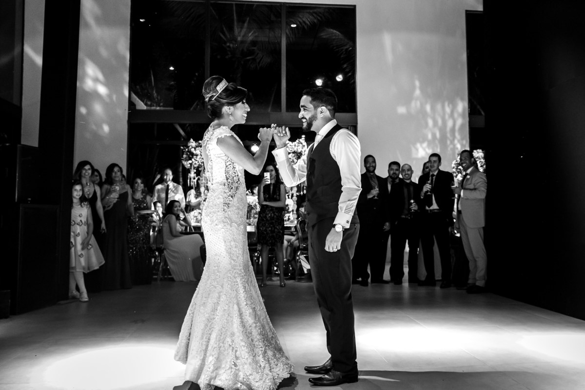 Com os dedinhos juntos, eles cantam e dançam: Vamos fazer o juramento do dedinho
Juntar o meu mindinho com o seu mindinho...