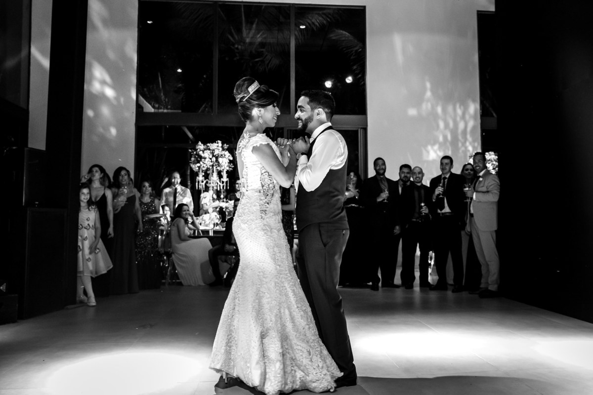 Coreografia linda e apaixonante feita pelos noivos, de frente um para o outro e bem agarradinho nesta fotografia PB.