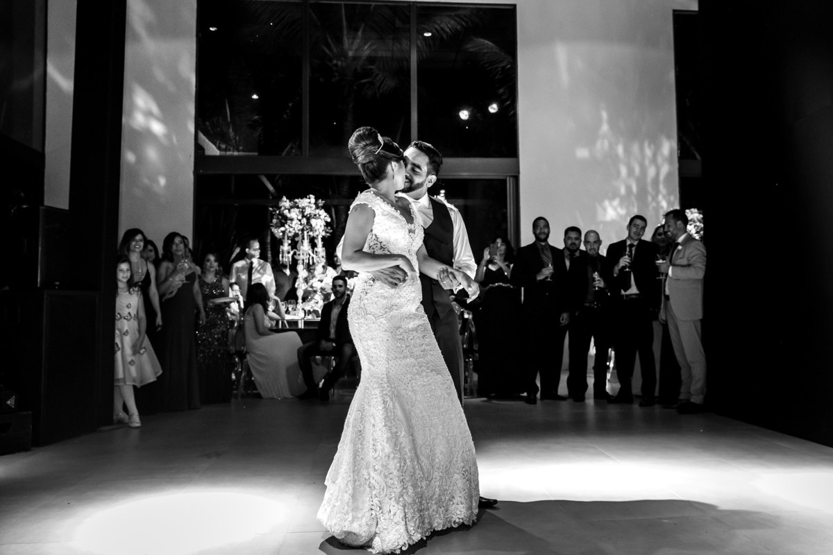 Então fechou, o trato tá feito
Aqui não tem assinatura a gente sela com um beijo.