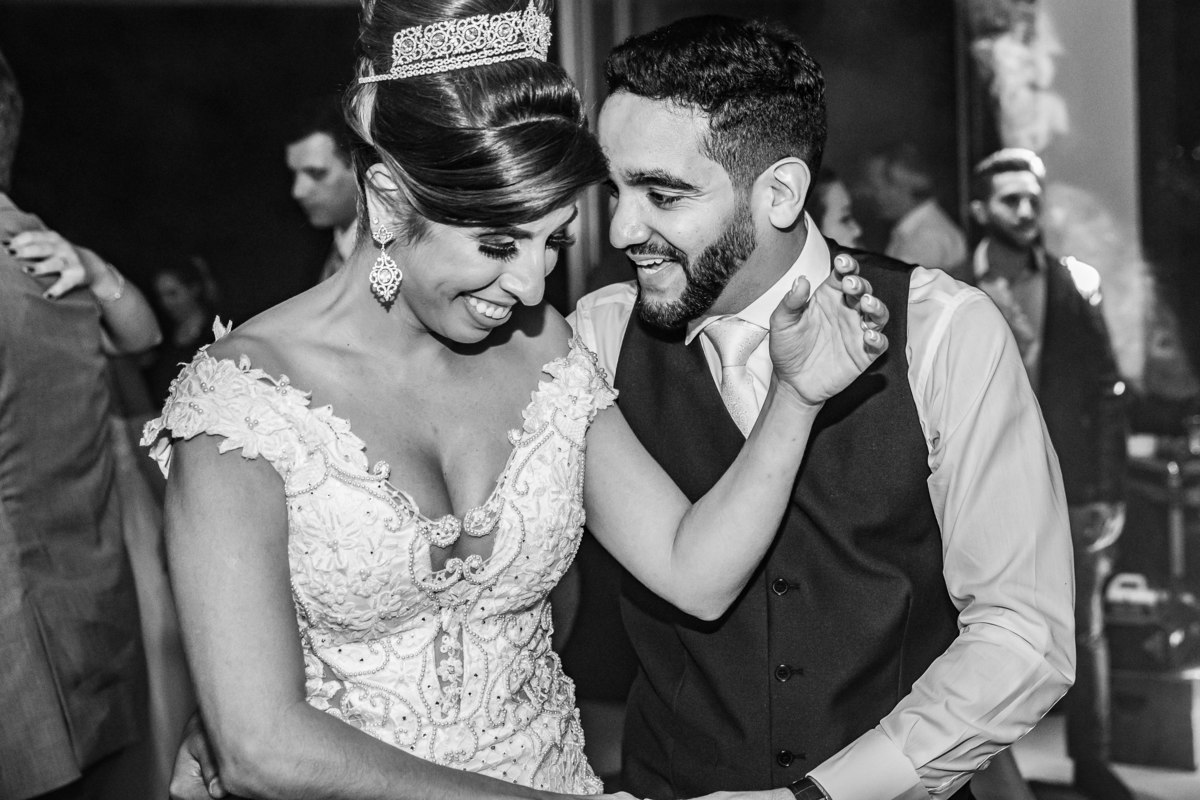 Uma foto PB que transmite muito amor e felicidade.