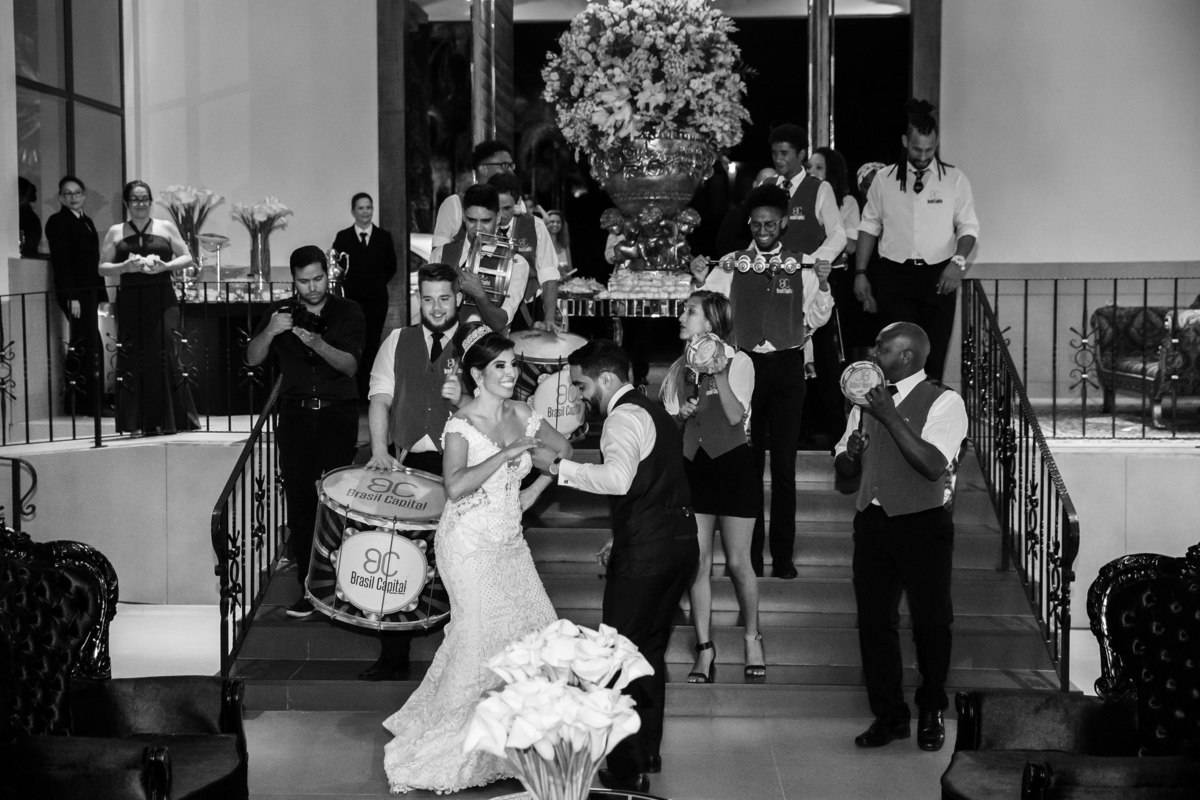 Agora o momento que eles mais esperavam da festa, a entrada deles junto com a escola de samba contratada para animar a festa.