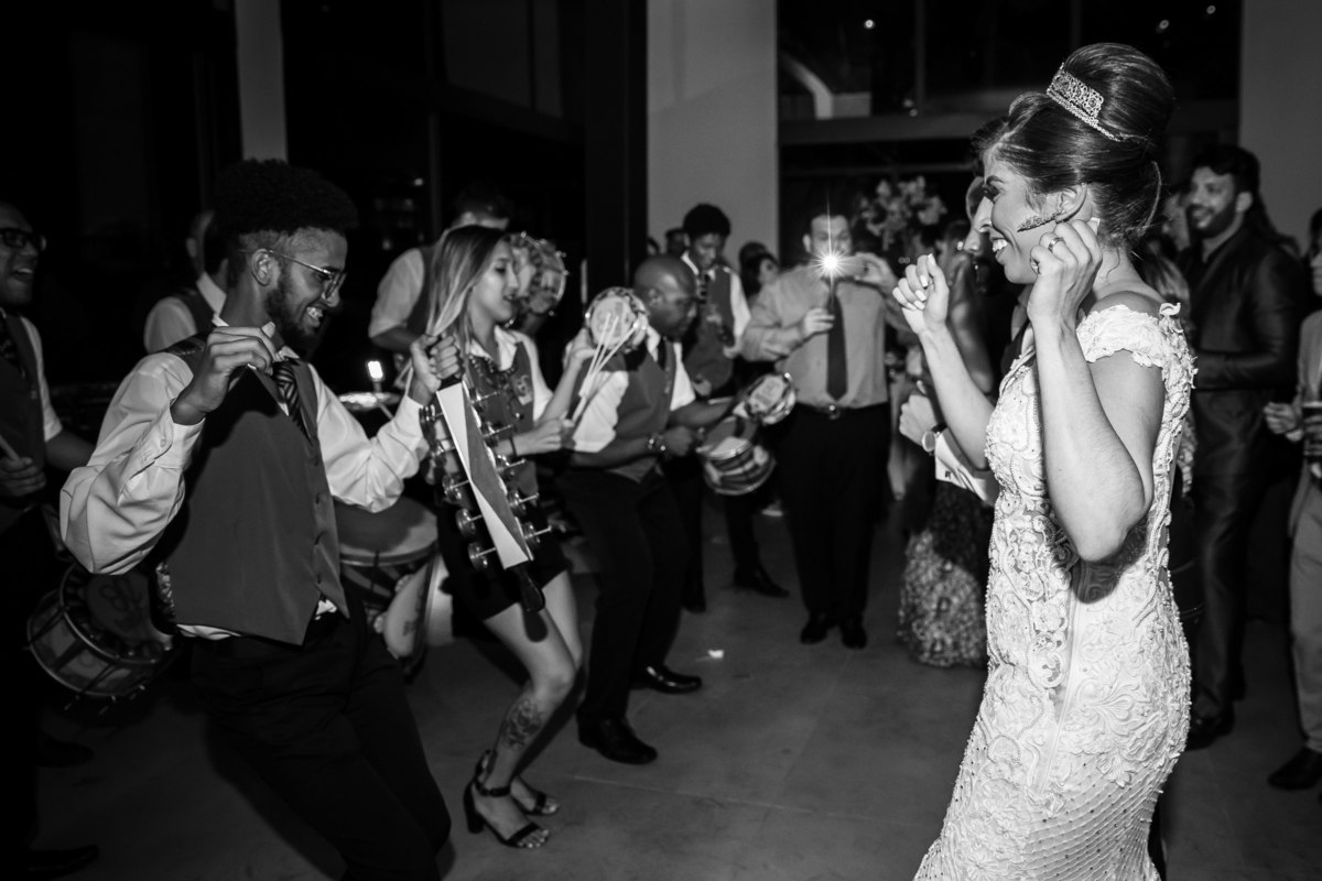 A noiva dançando em frente a escola de samba Brasil Capital.