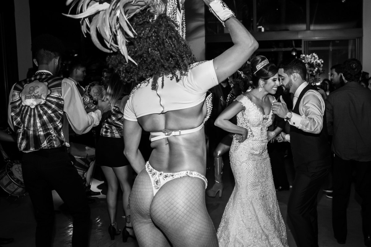 Animados eles continuam sambando e se divertindo, gravando momentos em suas memórias para a vida inteira.