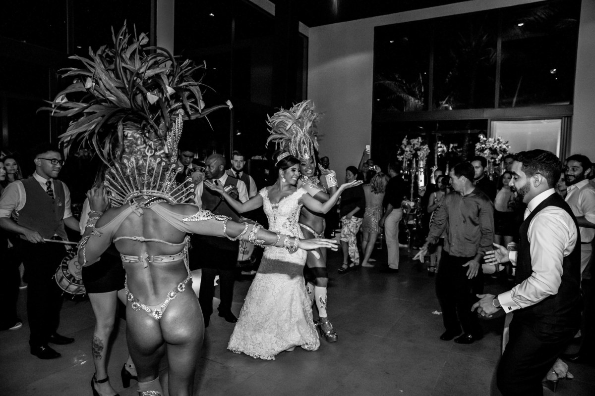 E a boate tá bem animada com a escola e os noivos sambando no meio dela.