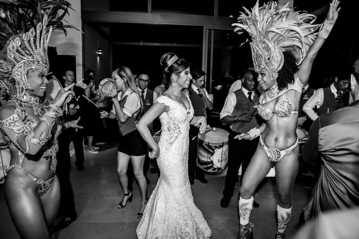Sambando a noiva está bem animada em meio as dançarinas.
