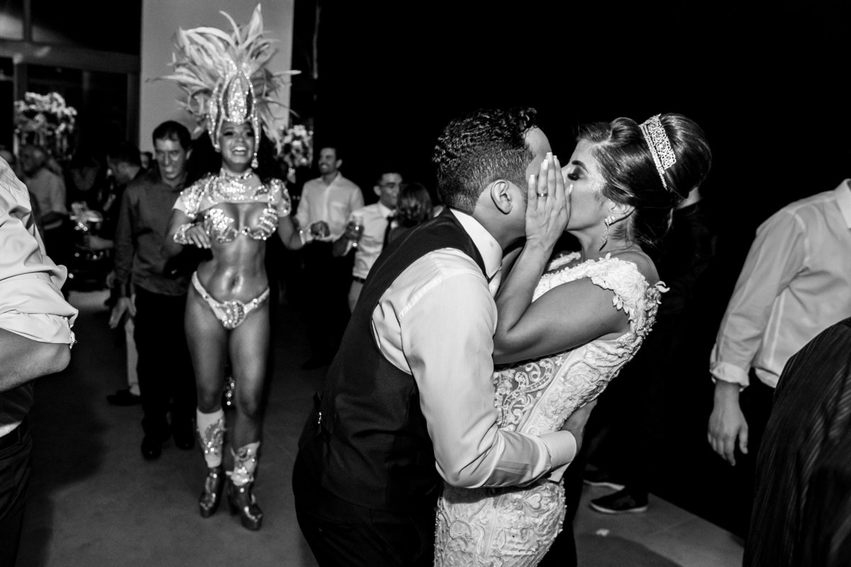 Com todos olhando eles se beijam no meio da pista de dança.