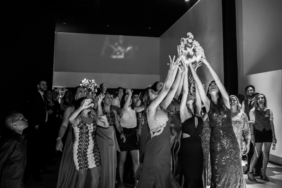 Desesperadas, as solteiras pulam todas juntas para pegar o buquê de sua amiga e ser a próxima a casar, risos.