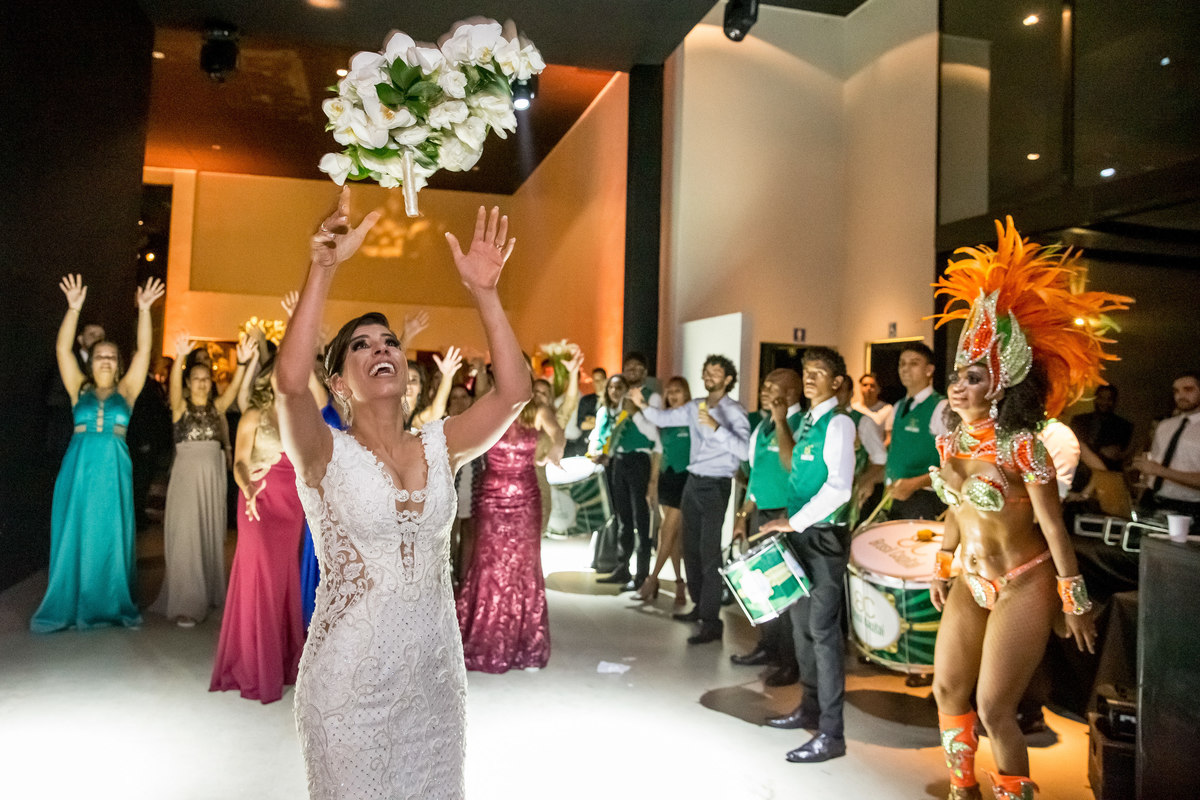 Chegou o momento que as solteiras amam, a noiva vai jogar o buquê.