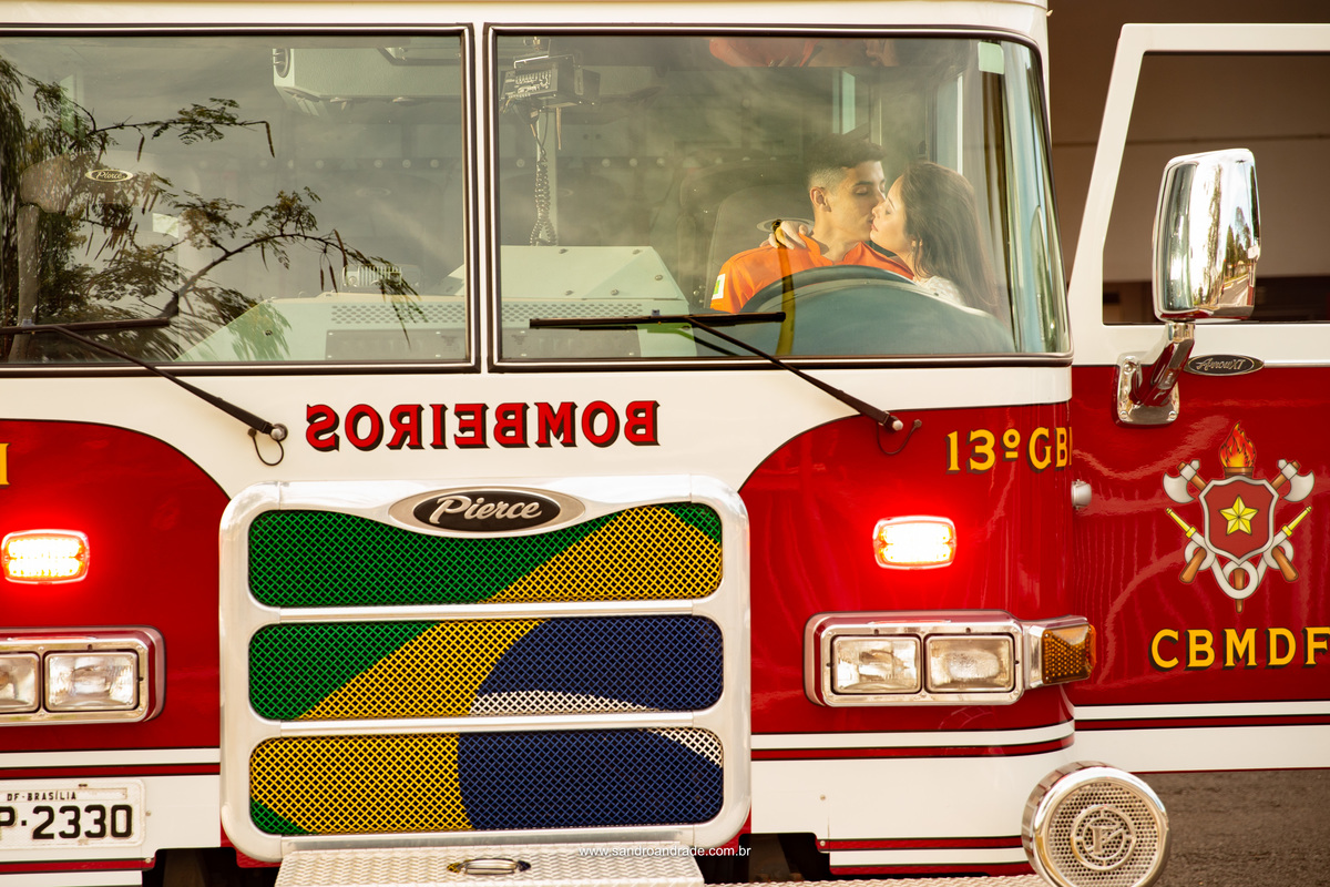 Se beijando dentro do caminhão, as luzes acesas e muito amor, tanto do casal, quanto do noivo por sua profissão.