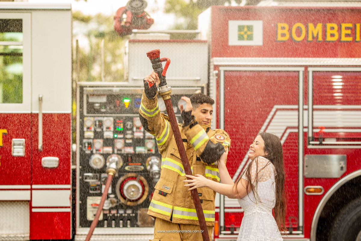 E começou a brincadeira...o casal brinca com o esguicho e o noivo o direciona para cima, molhando os dois, o resultado é fantástico e a expressão da noiva o melhor, rsrsrs.