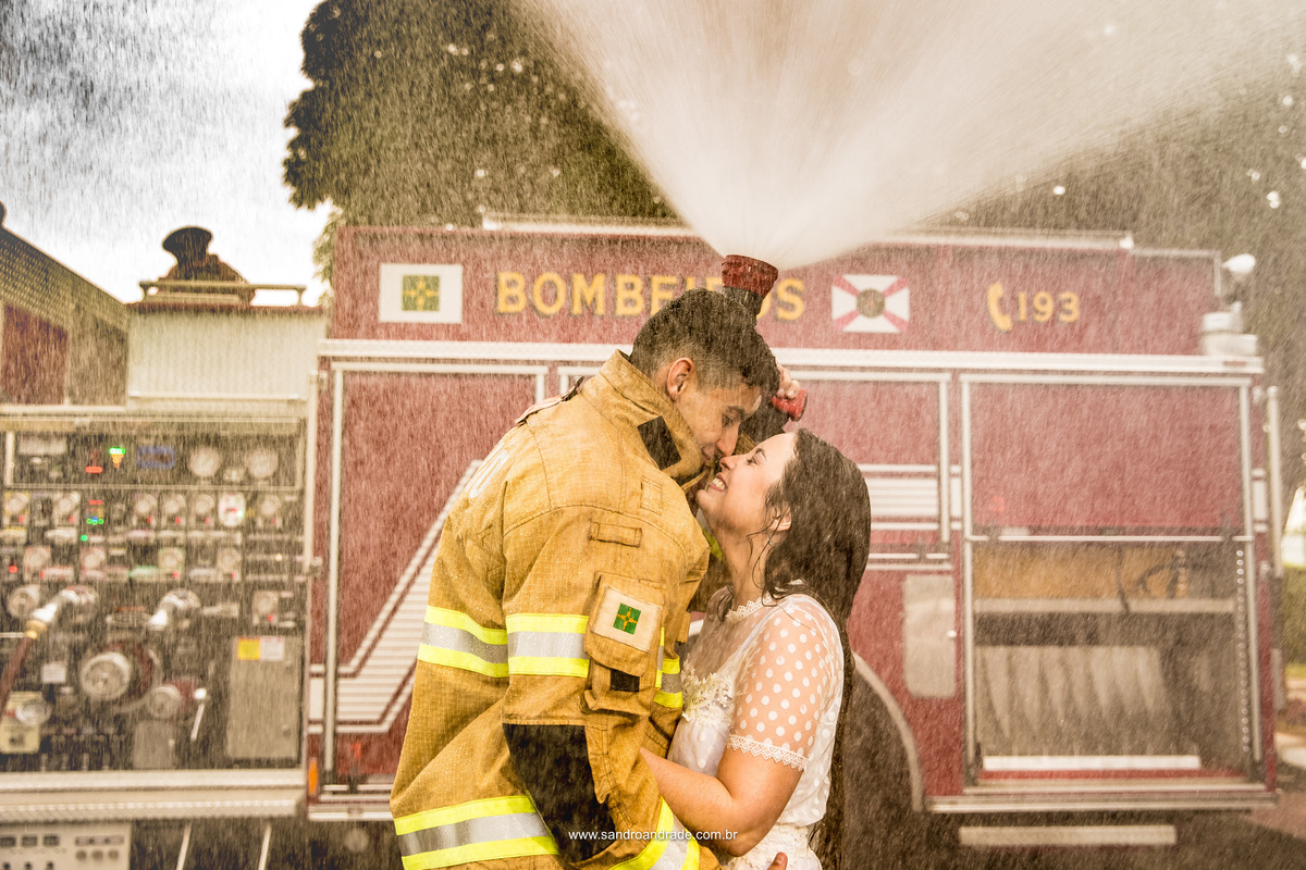 Uma chuva de amor  e o casal descontraída sorri.