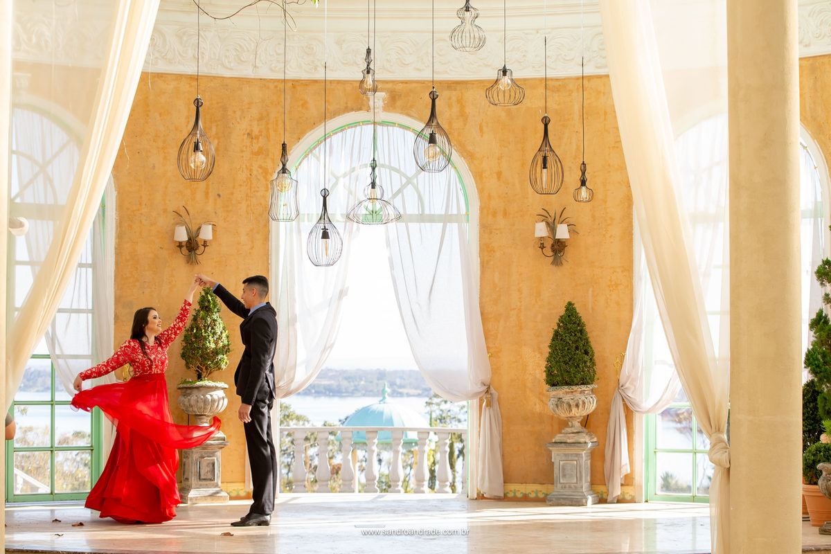 Uma fotografia dos noivos dançando, ensaiando a dança do grande dia, o fotógrafo de casamento do DF, Sandro Andrade está atento a todos os detalhes, olha esse vestido voando, movimento, fotografia linda.