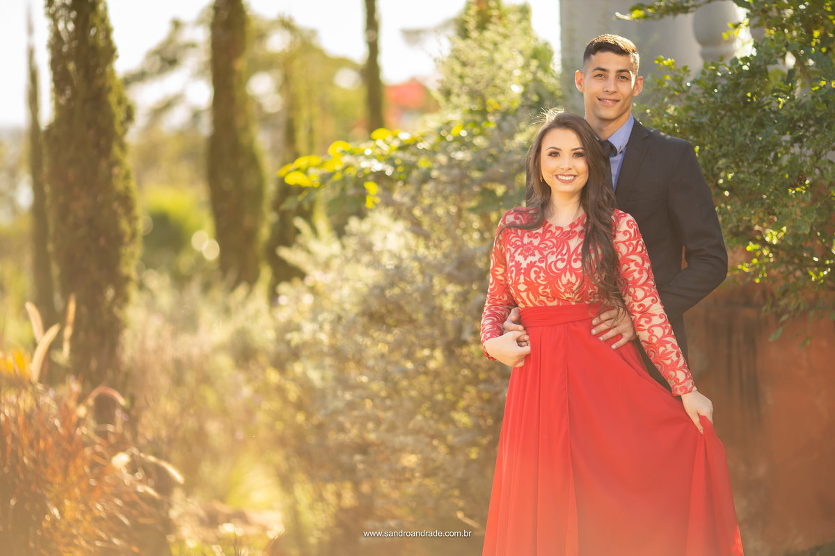 Sandro Andrade é um dos melhores fotógrafos de casamento em Brasilia, ele vai do criativo, único ao básico, como nesta fotografia do casal olhando para ele, básico, simples e bonito, para atender a todos os gostos.