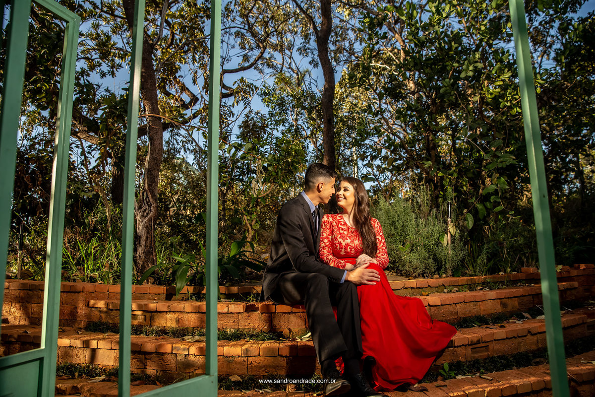Na escada do orquidário o casal senta e conversa apaixonados.