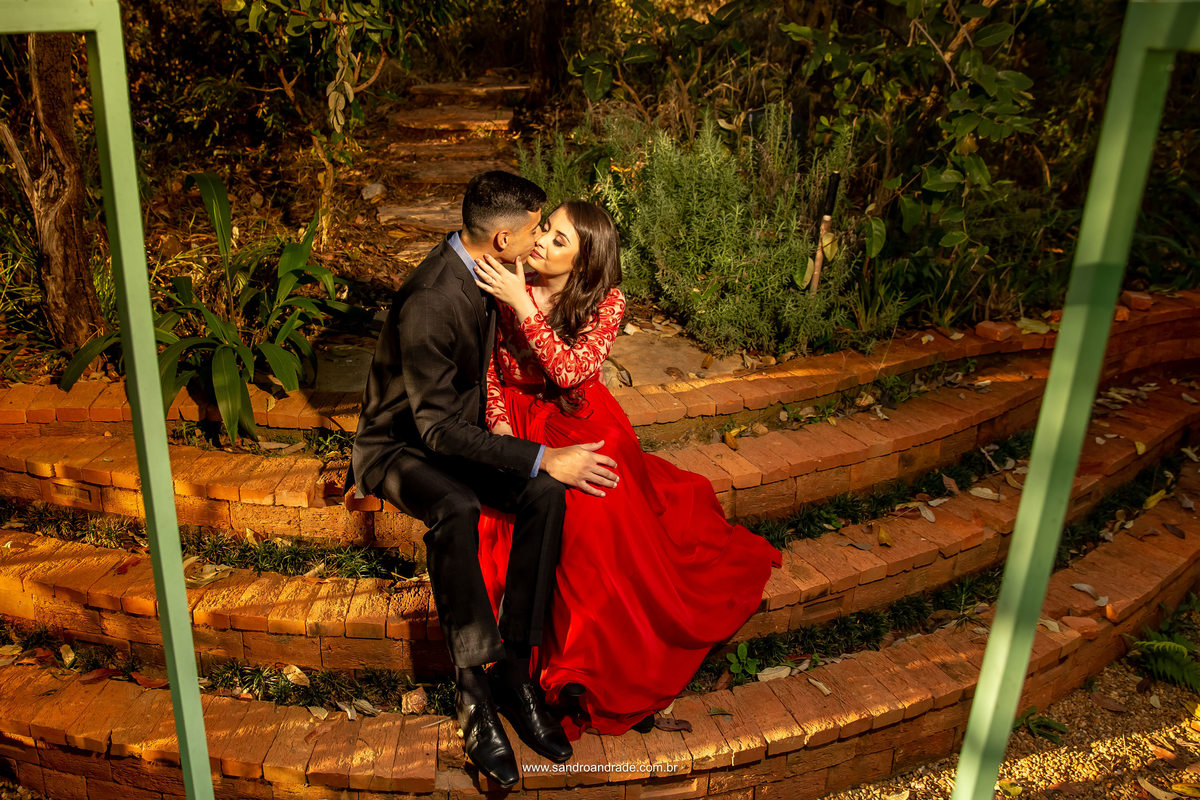 os melhores fotógrafos de casamento sempre tem um olhar diferenciado, nesta fotografia Sandro sobe em uma cadeira para fazer uma imagem de cima, resultado lindo e  o casal se beijando, arrasou.
