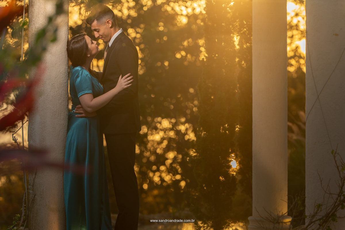 Um lindo por do sol, um casal apaixonado, contando os dias para o grande dia.