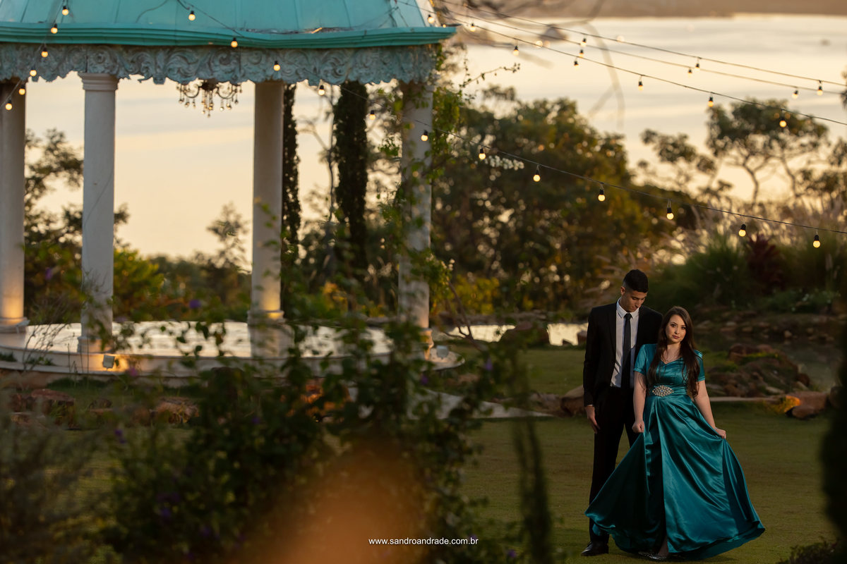 Não meio do jardim, com o gazebo ao fundo e um lindo por do sol se iniciando, os noivos estão encantados.
