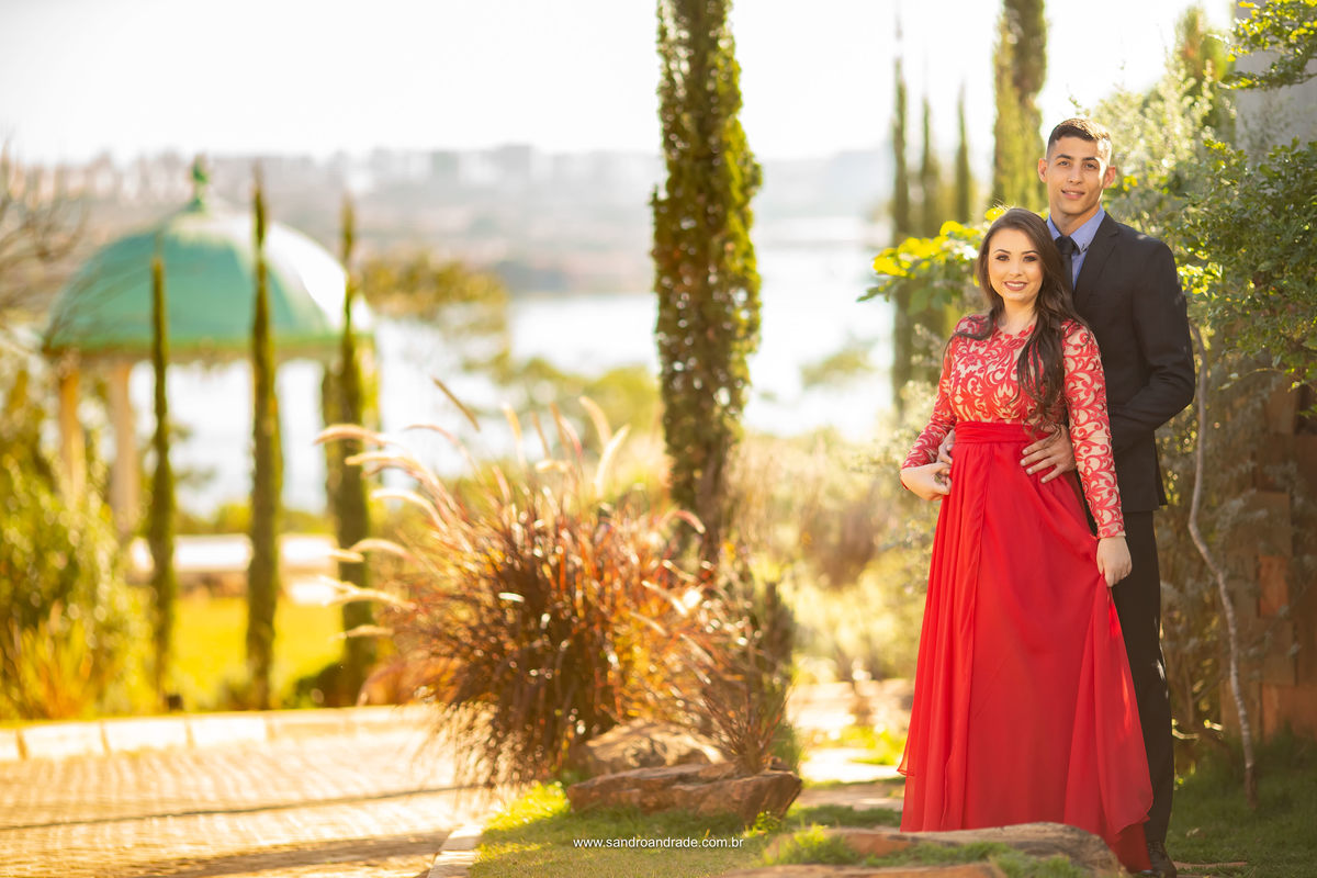 mais uma básica mas muito linda, os noivos olhando para Sandro mas com o gazebo da Villa ao fundo, uma luz maravilhosa, afinal ele é um mestre da luz na fotografia.