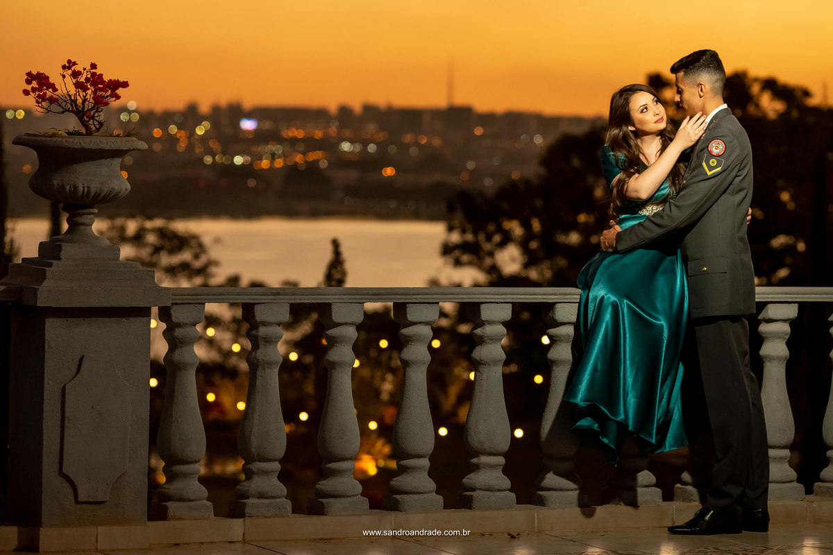Como não podia deixar faltar, Sandro sendo um melhores fotógrafos de casamento em BSB fez uma ultima foto ao por do sol, com uma linda vista do lago, a noiva sentada na sacada e noivo a segurando, apaixonados se olham.
