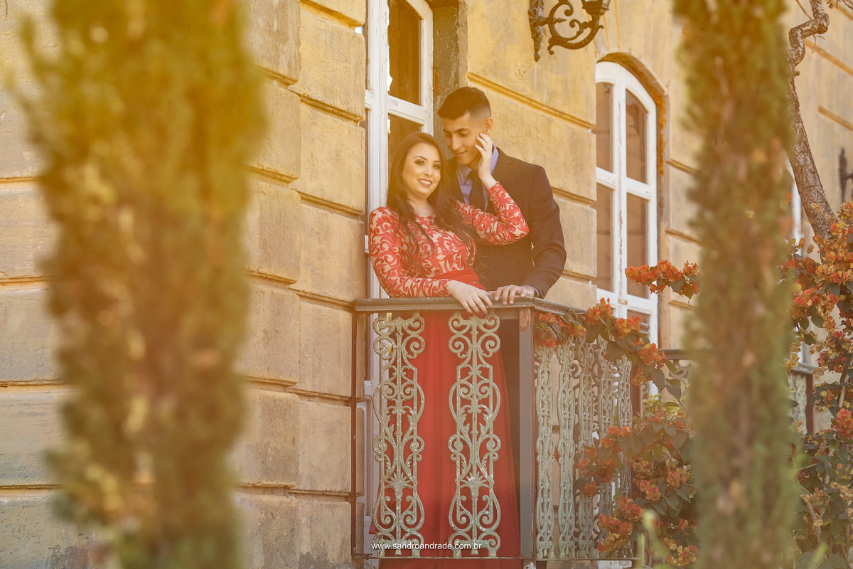 Entre as árvores, o noivo olha para sua amada, enquanto ela olha para o horizonte e sorri, com um toque no rosto de noivo, os melhores fotógrafos de casamento no DF, Sandro arrasa.