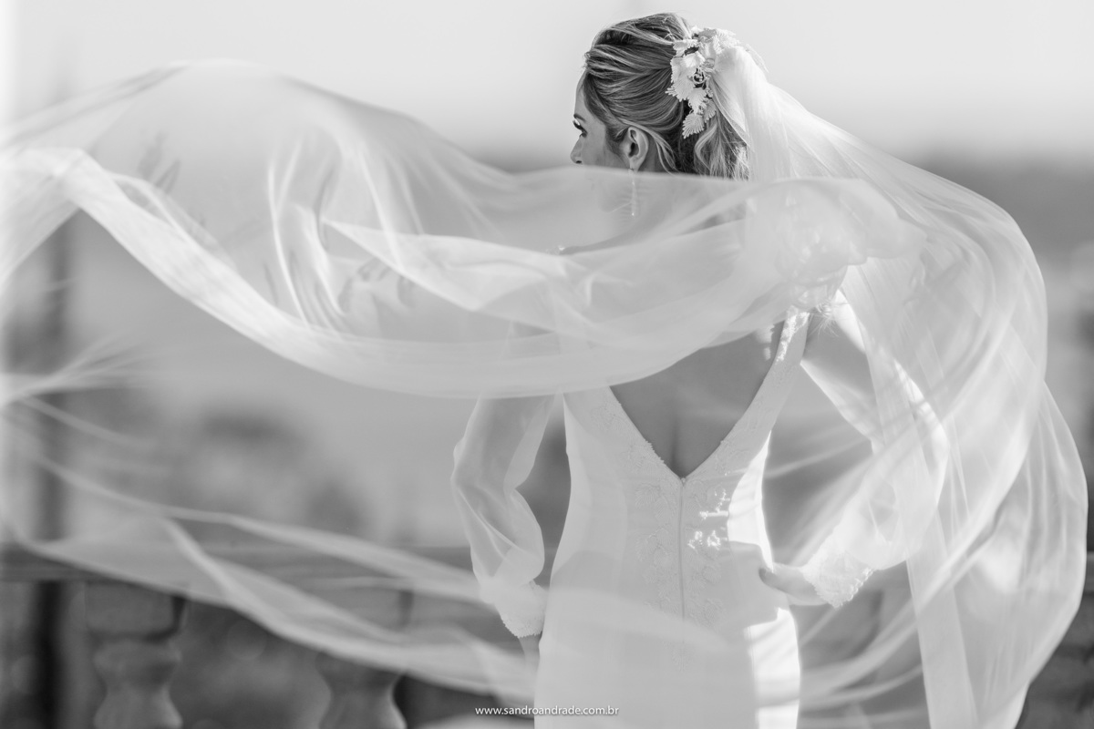 Detalhes...um olhar, o véu, o vestido, tudo em PB.