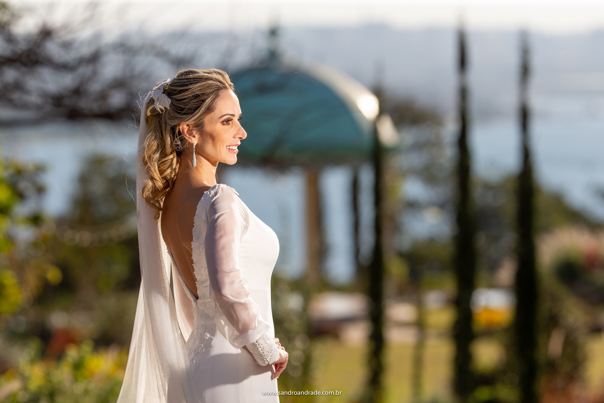 A cerimonia de casamento será realizada no gazebo que aparece ai fundo, a noiva muito bem produzida pelo renomado maquiador de Brasilia Ricardo Maia no Salão Renoir, está feliz e linda.