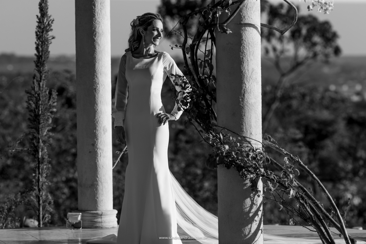 Dentro do gazebo e finalizando o ensaio e um sorriso bonito, ela fica feliz em saber que está chegando o grande dia.