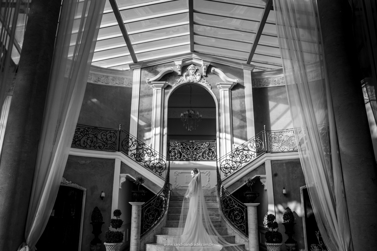 Uma fotografia preto e branco, na escadaria do palazzo da Villa Giardini, local escolhido para a prévia de noiva e também para a realização do casamento. 