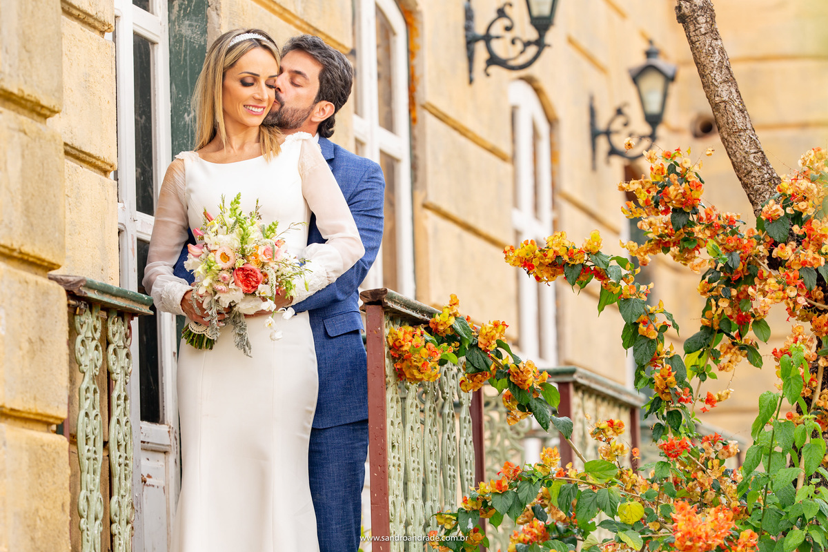 Retrato do casal...com um beijinho no rosto de sua amada Igor se declara. Ele com um terno belíssimo da máxime noivos e black tie e ela com um modelito lindo do Ateliêr Kadú Fonseca.
