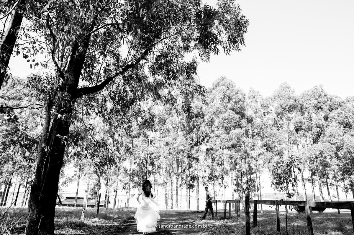 Ela vai ao seu encontra, linda vestida de noiva