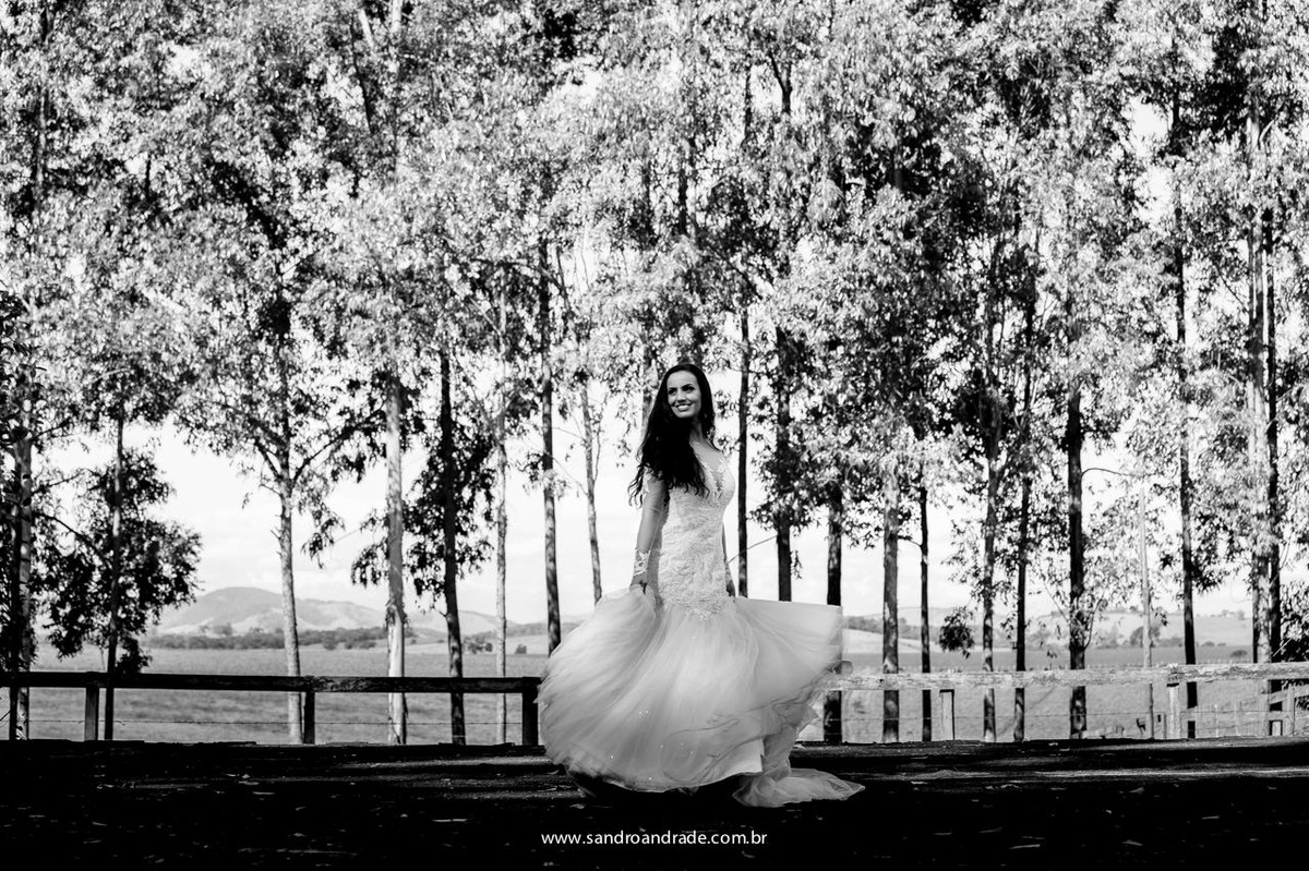 Noiva linda, reluzindo felicidade, fotografia com movimento