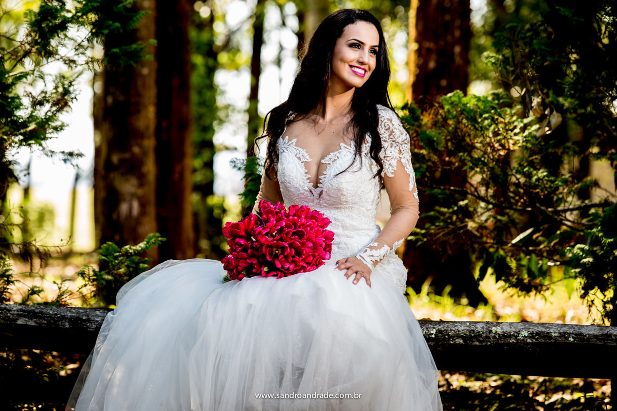 Vestida de noiva, linda e apaixonante, com seu buquet de tulipas vermelhas